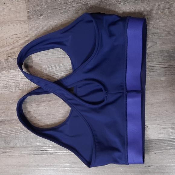 LIKE NEW Women's Under Armour Crossback Sports Bra Medium - Picture 4 of 5